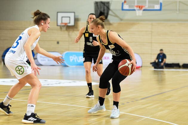 Halle, Deutschland 23. Dezember 2020: 1.BBL - Damen - 2020 2021 - Gisa Lions SV Halle vs. TK Hannover v.li. Charlotte Kreuter (Halle) und Aliaksandra (Sasha) Tarasava (Hannover) Erdgas Sportarena Sachsen Anhalt Copyright: xFotostandx xxBallaschx