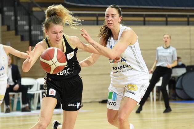 Halle, Deutschland 23. Dezember 2020: 1.BBL - Damen - 2020 2021 - Gisa Lions SV Halle vs. TK Hannover v. li. im Zweikampf Lara Rohkohl (Hannover) und Barbora Kasparkova (Halle) Erdgas Sportarena Sachsen Anhalt Copyright: xFotostandx xxBallaschx
