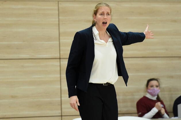 Halle, Deutschland 23. Dezember 2020: 1.BBL - Damen - 2020 2021 - Gisa Lions SV Halle vs. TK Hannover Trainerin Juliane Hoehne (Hannover) Erdgas Sportarena Sachsen Anhalt Copyright: xFotostandx xxBallaschx