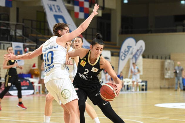Halle, Deutschland 23. Dezember 2020: 1.BBL - Damen - 2020 2021 - Gisa Lions SV Halle vs. TK Hannover v. li. im Zweikampf Barbora Kasparkova (Halle) und Mia Masic (Hannover) Erdgas Sportarena Sachsen Anhalt Copyright: xFotostandx xxBallaschx
