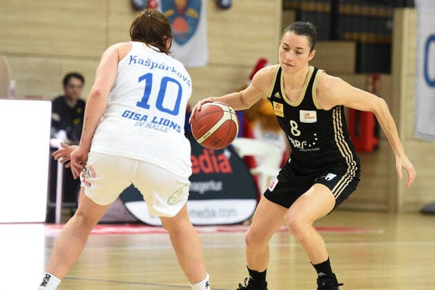 Halle, Deutschland 23. Dezember 2020: 1.BBL - Damen - 2020 2021 - Gisa Lions SV Halle vs. TK Hannover v. li. im Zweikampf Barbora Kasparkova (Halle) und Tessa Stammberger (Hannover) Erdgas Sportarena Sachsen Anhalt Copyright: xFotostandx xxBallaschx