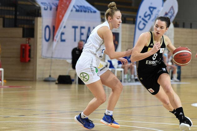 Halle, Deutschland 23. Dezember 2020: 1.BBL - Damen - 2020 2021 - Gisa Lions SV Halle vs. TK Hannover v. li. im Zweikampf Darien Huff (Halle) und Tessa Stammberger (Hannover) Erdgas Sportarena Sachsen Anhalt Copyright: xFotostandx xxBallaschx
