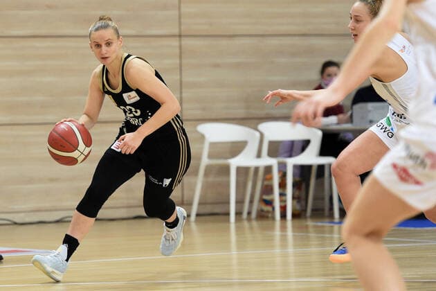 Halle, Deutschland 23. Dezember 2020: 1.BBL - Damen - 2020 2021 - Gisa Lions SV Halle vs. TK Hannover v.li. Aliaksandra (Sasha) Tarasava (Hannover) Erdgas Sportarena Sachsen Anhalt Copyright: xFotostandx xxBallaschx