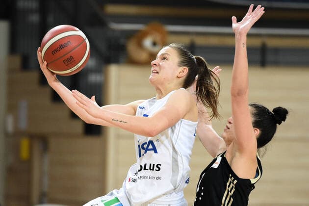 Halle, Deutschland 23. Dezember 2020: 1.BBL - Damen - 2020 2021 - Gisa Lions SV Halle vs. TK Hannover v. li. im Zweikampf Laura Schinkel (Halle) und Mia Masic (Hannover) Erdgas Sportarena Sachsen Anhalt Copyright: xFotostandx xxBallaschx