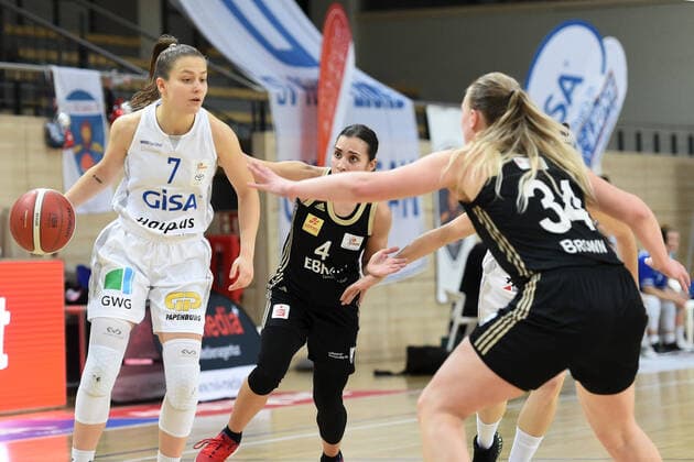 Halle, Deutschland 23. Dezember 2020: 1.BBL - Damen - 2020 2021 - Gisa Lions SV Halle vs. TK Hannover v. li. im Zweikampf Laura Schinkel (Halle), Stavroulla Koniali (Hannover) und Hannah Brown (Hannover) Erdgas Sportarena Sachsen Anhalt Copyright: xFotostandx xxBallaschx