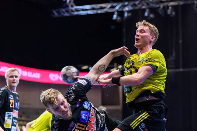 201226 Kristianstads Anton HalÃ n och Sävehofs Jonathan Edvardsson under handbollsmatchen i Handbollsligan mellan Sävehof och Kristianstad den 26 december 2020 i Partille. Copyright: MATHIASxBERGELD BB201226MB015