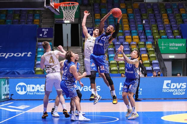Bilder des Jahres 2020, Sport 12 Dezember Sport Bilder des Tages Fraport Skyliners - Basketball Loewen Braunschweig, easyCredit BBL Rebound von Kamari Murphy (Fraport Skyliners, 21) gegen Gavin Schilling (Loewen Braunschweig, 34). Basketball-Spiel der easyCredit BBL zwischen den Fraport Skyliners und den Basketball Loewen Braunschweig am 26. Dezember 2020 in der Fraport-Arena in Frankfurt am Main., Frankfurt am Main Hessen Deutschland Fraport-Arena *** Fraport Skyliners Basketball Loewen Braunschweig, easyCredit BBL Rebound by Kamari Murphy Fraport Skyliners, 21 against Gavin Schilling Loewen Braunschweig, 34 Basketball match of the easyCredit BBL between Fraport Skyliners and Basketball Loewen Braunschweig on 26 December 2020 at Fraport Arena in Frankfurt am Main , Frankfurt am Main Hesse Germany Fraport Arena