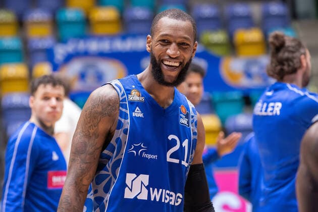 Fraport Skyliners - Basketball Loewen Braunschweig, easyCredit BBL Nach Spielende freut sich Kamari Murphy (Fraport Skyliners, 21) ueber den Sieg. Basketball-Spiel der easyCredit BBL zwischen den Fraport Skyliners und den Basketball Loewen Braunschweig am 26. Dezember 2020 in der Fraport-Arena in Frankfurt am Main., Frankfurt am Main Hessen Deutschland Fraport-Arena