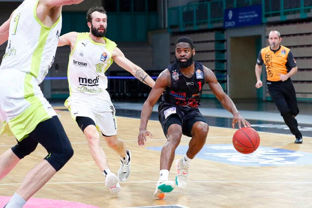 9. Spieltag der easyCredit BBL Basketball Bundesliga in der Oberfrankenhalle in Bayreuth Saison 2020-2021 Medi Bayreuth gegen JobStairs Giessen 46ers Bastian Doreth (Medi Bayreuth 10) links Jonathan Stark ( JobStairs Giessen 46ers 1) rechts