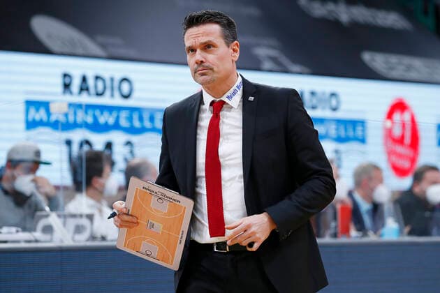 9. Spieltag der easyCredit BBL Basketball Bundesliga in der Oberfrankenhalle in Bayreuth Saison 2020-2021 Medi Bayreuth gegen JobStairs Giessen 46ers Raoul Korner (Medi Bayreuth) Trainer