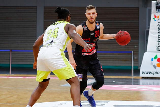 9. Spieltag der easyCredit BBL Basketball Bundesliga in der Oberfrankenhalle in Bayreuth Saison 2020-2021 Medi Bayreuth gegen JobStairs Giessen 46ers Frank Bartley (Medi Bayreuth 24) links Ferdinand Zylka ( JobStairs Giessen 46ers 20) rechts