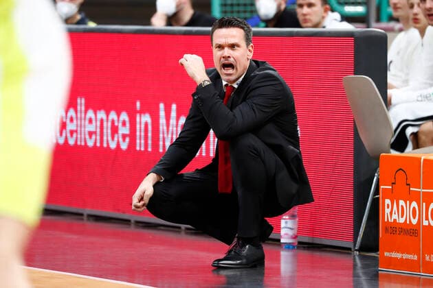 Bilder des Jahres 2020, Sport 12 Dezember 9. Spieltag der easyCredit BBL Basketball Bundesliga in der Oberfrankenhalle in Bayreuth Saison 2020-2021 Medi Bayreuth gegen JobStairs Giessen 46ers Rolf Scholz (JobStairs Giessen 46ers ) Trainer *** 9 Matchday of the easyCredit BBL Basketball Bundesliga at Oberfrankenhalle in Bayreuth Season 2020 2021 Medi Bayreuth vs JobStairs Giessen 46ers Rolf Scholz JobStairs Giessen 46ers Trainer