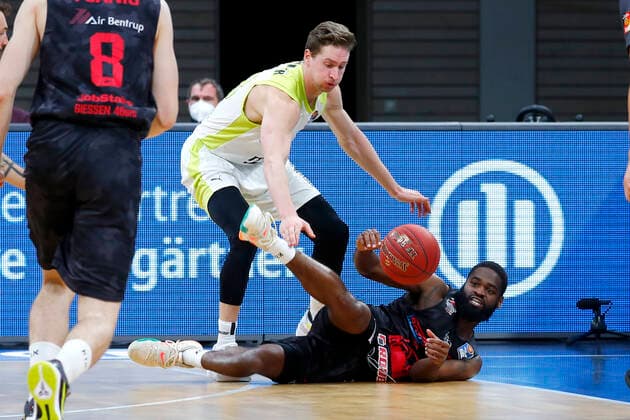 9. Spieltag der easyCredit BBL Basketball Bundesliga in der Oberfrankenhalle in Bayreuth Saison 2020-2021 Medi Bayreuth gegen JobStairs Giessen 46ers David Walker (Medi Bayreuth23) oben Jonathan Stark ( JobStairs Giessen 46ers 1) unten