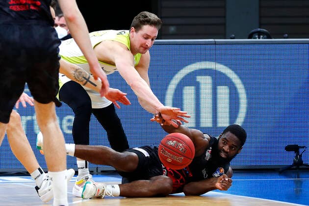 9. Spieltag der easyCredit BBL Basketball Bundesliga in der Oberfrankenhalle in Bayreuth Saison 2020-2021 Medi Bayreuth gegen JobStairs Giessen 46ers David Walker (Medi Bayreuth23) oben Jonathan Stark ( JobStairs Giessen 46ers 1) unten