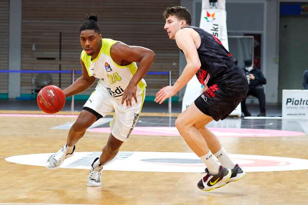 9. Spieltag der easyCredit BBL Basketball Bundesliga in der Oberfrankenhalle in Bayreuth Saison 2020-2021 Medi Bayreuth gegen JobStairs Giessen 46ers Frank Bartley (Medi Bayreuth 24) links Alen Pjanic ( JobStairs Giessen 46ers 8) rechts