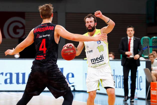 9. Spieltag der easyCredit BBL Basketball Bundesliga in der Oberfrankenhalle in Bayreuth Saison 2020-2021 Medi Bayreuth gegen JobStairs Giessen 46ers Bastian Doreth (Medi Bayreuth 10) rechts Bjarne Kraushaar ( JobStairs Giessen 46ers 4) links