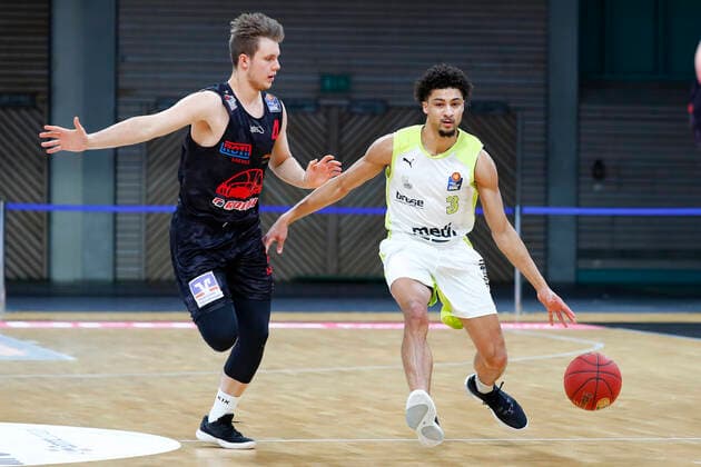 9. Spieltag der easyCredit BBL Basketball Bundesliga in der Oberfrankenhalle in Bayreuth Saison 2020-2021 Medi Bayreuth gegen JobStairs Giessen 46ers Ryan Woolridge (Medi Bayreuth 3) rechts Bjarne Kraushaar ( JobStairs Giessen 46ers 4) links