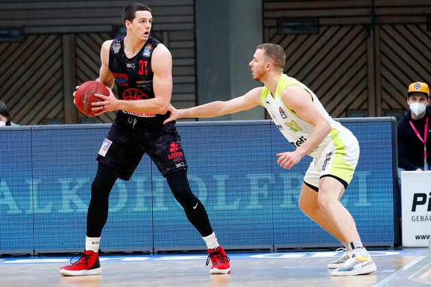 9. Spieltag der easyCredit BBL Basketball Bundesliga in der Oberfrankenhalle in Bayreuth Saison 2020-2021 Medi Bayreuth gegen JobStairs Giessen 46ers Osvaldas Olisevicius (Medi Bayreuth 31) rechts Scttie James JR ( JobStairs Giessen 46ers 31) links