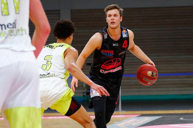 9. Spieltag der easyCredit BBL Basketball Bundesliga in der Oberfrankenhalle in Bayreuth Saison 2020-2021 Medi Bayreuth gegen JobStairs Giessen 46ers Ryan Woolridge (Medi Bayreuth 3) links Bjarne Kraushaar ( JobStairs Giessen 46ers 4) rechts