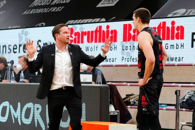 9. Spieltag der easyCredit BBL Basketball Bundesliga in der Oberfrankenhalle in Bayreuth Saison 2020-2021 Medi Bayreuth gegen JobStairs Giessen 46ers Rolf Scholz (JobStairs Giessen 46ers ) Trainer links Scttie James JR ( JobStairs Giessen 46ers 31) rechts