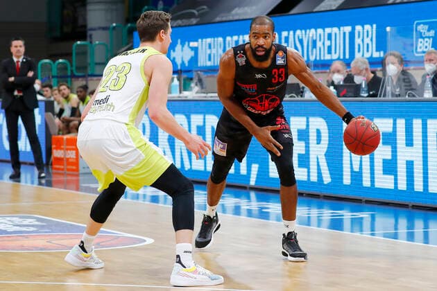 9. Spieltag der easyCredit BBL Basketball Bundesliga in der Oberfrankenhalle in Bayreuth Saison 2020-2021 Medi Bayreuth gegen JobStairs Giessen 46ers David Walker (Medi Bayreuth23) links Brandon Thomas ( JobStairs Giessen 46ers 33) rechts