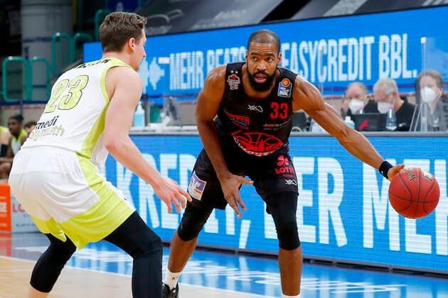 9. Spieltag der easyCredit BBL Basketball Bundesliga in der Oberfrankenhalle in Bayreuth Saison 2020-2021 Medi Bayreuth gegen JobStairs Giessen 46ers David Walker (Medi Bayreuth23) links Brandon Thomas ( JobStairs Giessen 46ers 33) rechts