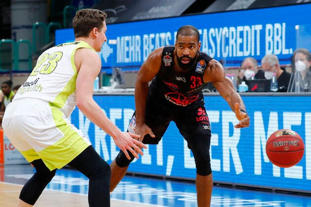 9. Spieltag der easyCredit BBL Basketball Bundesliga in der Oberfrankenhalle in Bayreuth Saison 2020-2021 Medi Bayreuth gegen JobStairs Giessen 46ers David Walker (Medi Bayreuth23) links Brandon Thomas ( JobStairs Giessen 46ers 33) rechts