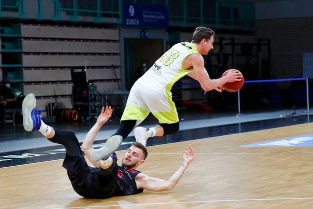 9. Spieltag der easyCredit BBL Basketball Bundesliga in der Oberfrankenhalle in Bayreuth Saison 2020-2021 Medi Bayreuth gegen JobStairs Giessen 46ers David Walker (Medi Bayreuth23) rechts Ferdinand Zylka ( JobStairs Giessen 46ers 20) links