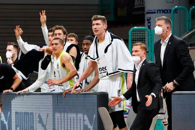9. Spieltag der easyCredit BBL Basketball Bundesliga in der Oberfrankenhalle in Bayreuth Saison 2020-2021 Medi Bayreuth gegen JobStairs Giessen 46ers Philip Jalalpoor (Medi Bayreuth 7) , Andreas Seiferth, Lars Masell, Tim Nees,