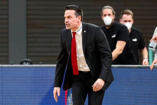 9. Spieltag der easyCredit BBL Basketball Bundesliga in der Oberfrankenhalle in Bayreuth Saison 2020-2021 Medi Bayreuth gegen JobStairs Giessen 46ers Raoul Korner (Medi Bayreuth) Trainer