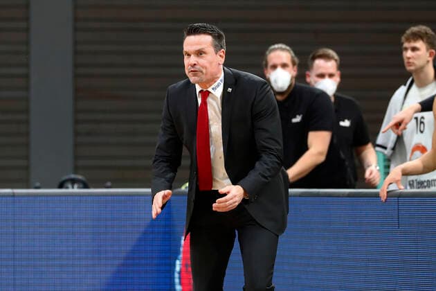 9. Spieltag der easyCredit BBL Basketball Bundesliga in der Oberfrankenhalle in Bayreuth Saison 2020-2021 Medi Bayreuth gegen JobStairs Giessen 46ers Raoul Korner (Medi Bayreuth) Trainer