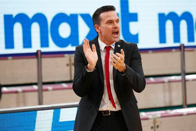 9. Spieltag der easyCredit BBL Basketball Bundesliga in der Oberfrankenhalle in Bayreuth Saison 2020-2021 Medi Bayreuth gegen JobStairs Giessen 46ers Raoul Korner (Medi Bayreuth) Trainer