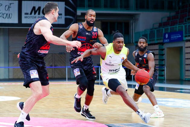 9. Spieltag der easyCredit BBL Basketball Bundesliga in der Oberfrankenhalle in Bayreuth Saison 2020-2021 Medi Bayreuth gegen JobStairs Giessen 46ers Frank Bartley (Medi Bayreuth 24) 2.v. rechts Johannes Richter ( JobStairs Giessen 46ers 12) links Brandon Thomas ( JobStairs Giessen 46ers 33) 2.v. links