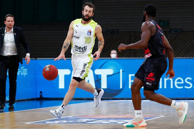 9. Spieltag der easyCredit BBL Basketball Bundesliga in der Oberfrankenhalle in Bayreuth Saison 2020-2021 Medi Bayreuth gegen JobStairs Giessen 46ers Bastian Doreth (Medi Bayreuth 10) links Jonathan Stark ( JobStairs Giessen 46ers 1) rechts