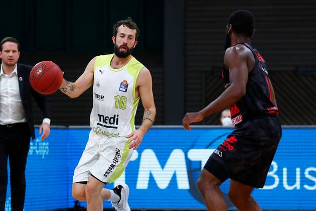 9. Spieltag der easyCredit BBL Basketball Bundesliga in der Oberfrankenhalle in Bayreuth Saison 2020-2021 Medi Bayreuth gegen JobStairs Giessen 46ers Bastian Doreth (Medi Bayreuth 10) links Jonathan Stark ( JobStairs Giessen 46ers 1) rechts