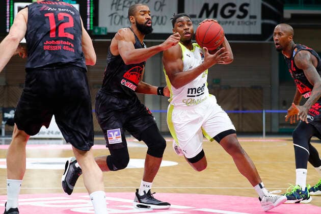 9. Spieltag der easyCredit BBL Basketball Bundesliga in der Oberfrankenhalle in Bayreuth Saison 2020-2021 Medi Bayreuth gegen JobStairs Giessen 46ers Frank Bartley (Medi Bayreuth 24) rechts Brandon Thomas ( JobStairs Giessen 46ers 33) links