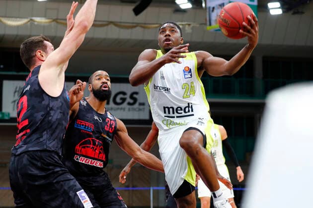 9. Spieltag der easyCredit BBL Basketball Bundesliga in der Oberfrankenhalle in Bayreuth Saison 2020-2021 Medi Bayreuth gegen JobStairs Giessen 46ers Frank Bartley (Medi Bayreuth 24) rechts Brandon Thomas ( JobStairs Giessen 46ers 33) links