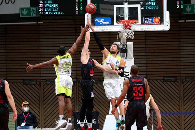 9. Spieltag der easyCredit BBL Basketball Bundesliga in der Oberfrankenhalle in Bayreuth Saison 2020-2021 Medi Bayreuth gegen JobStairs Giessen 46ers Frank Bartley (Medi Bayreuth 24) links Matthew Tiby (Medi Bayreuth 15) rechts Bjarne Kraushaar ( JobStairs Giessen 46ers 4) mitte