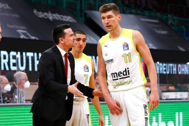 9. Spieltag der easyCredit BBL Basketball Bundesliga in der Oberfrankenhalle in Bayreuth Saison 2020-2021 Medi Bayreuth gegen JobStairs Giessen 46ers Raoul Korner (Medi Bayreuth) Trainer links Andreas Seiferth (Medi Bayreuth 11) rechts