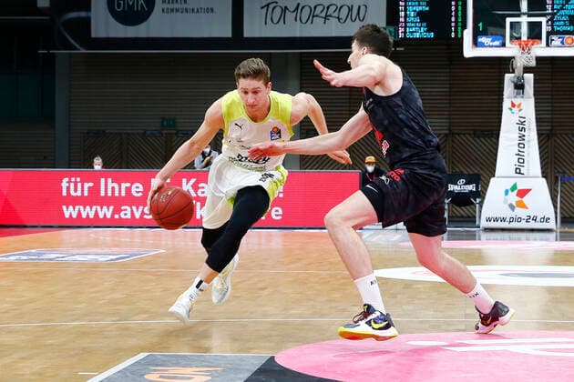 9. Spieltag der easyCredit BBL Basketball Bundesliga in der Oberfrankenhalle in Bayreuth Saison 2020-2021 Medi Bayreuth gegen JobStairs Giessen 46ers David Walker (Medi Bayreuth23) links Alen Pjanic ( JobStairs Giessen 46ers 8) rechts