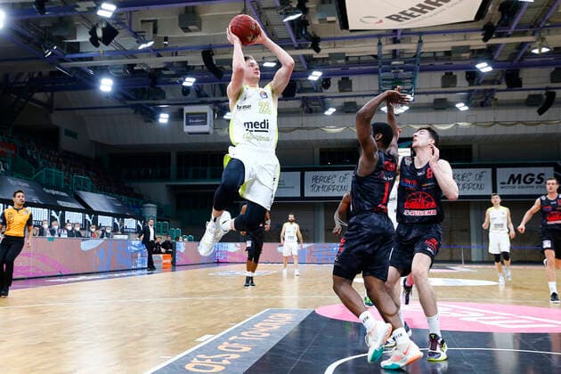 9. Spieltag der easyCredit BBL Basketball Bundesliga in der Oberfrankenhalle in Bayreuth Saison 2020-2021 Medi Bayreuth gegen JobStairs Giessen 46ers David Walker (Medi Bayreuth23) links Jonathan Stark ( JobStairs Giessen 46ers 1) rechts