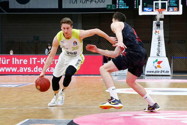 9. Spieltag der easyCredit BBL Basketball Bundesliga in der Oberfrankenhalle in Bayreuth Saison 2020-2021 Medi Bayreuth gegen JobStairs Giessen 46ers David Walker (Medi Bayreuth23) links Alen Pjanic ( JobStairs Giessen 46ers 8) rechts