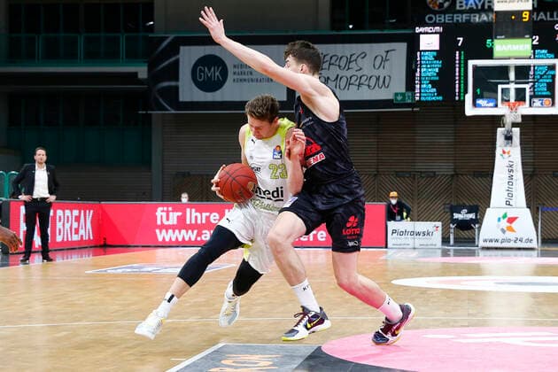9. Spieltag der easyCredit BBL Basketball Bundesliga in der Oberfrankenhalle in Bayreuth Saison 2020-2021 Medi Bayreuth gegen JobStairs Giessen 46ers David Walker (Medi Bayreuth23) links Alen Pjanic ( JobStairs Giessen 46ers 8) rechts