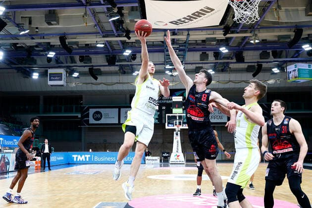 9. Spieltag der easyCredit BBL Basketball Bundesliga in der Oberfrankenhalle in Bayreuth Saison 2020-2021 Medi Bayreuth gegen JobStairs Giessen 46ers Osvaldas Olisevicius (Medi Bayreuth 31) links Alen Pjanic ( JobStairs Giessen 46ers 8) rechts