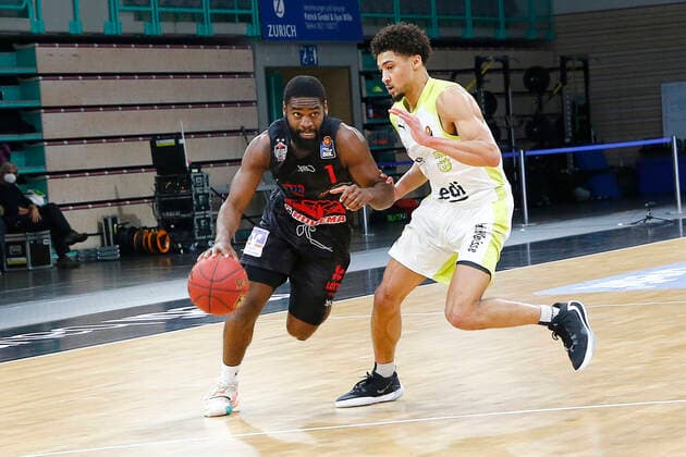 9. Spieltag der easyCredit BBL Basketball Bundesliga in der Oberfrankenhalle in Bayreuth Saison 2020-2021 Medi Bayreuth gegen JobStairs Giessen 46ers Ryan Woolridge (Medi Bayreuth 3) rechts Jonathan Stark ( JobStairs Giessen 46ers 1) links