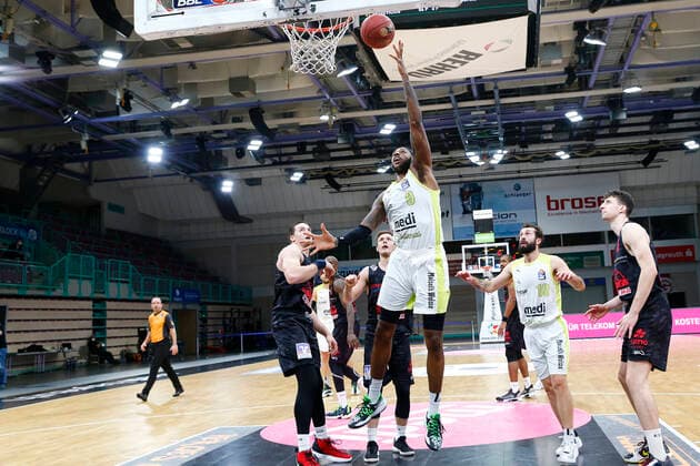 9. Spieltag der easyCredit BBL Basketball Bundesliga in der Oberfrankenhalle in Bayreuth Saison 2020-2021 Medi Bayreuth gegen JobStairs Giessen 46ers Dererk Pardon (Medi Bayreuth 0) mitte Scttie James JR ( JobStairs Giessen 46ers 31) links