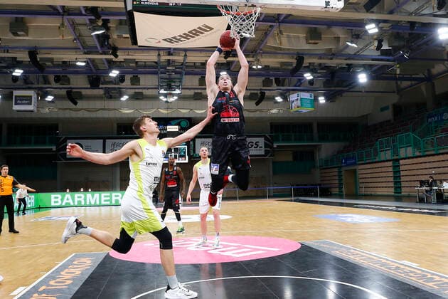 9. Spieltag der easyCredit BBL Basketball Bundesliga in der Oberfrankenhalle in Bayreuth Saison 2020-2021 Medi Bayreuth gegen JobStairs Giessen 46ers Andreas Seiferth (Medi Bayreuth 11) links Scttie James JR ( JobStairs Giessen 46ers 31) rechts