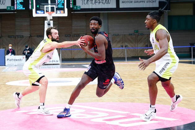 9. Spieltag der easyCredit BBL Basketball Bundesliga in der Oberfrankenhalle in Bayreuth Saison 2020-2021 Medi Bayreuth gegen JobStairs Giessen 46ers Bastian Doreth (Medi Bayreuth 10) links Frank Bartley (Medi Bayreuth 24) rechts Isaac Brandon Hamilton ( JobStairs Giessen 46ers 2) mitte