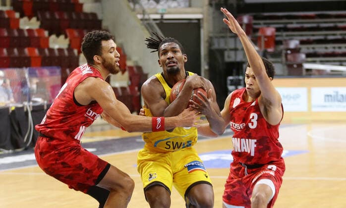 Ludwigsburg , Basketball easyCredit BBL Bundesliga , MHP RIESEN Ludwigsburg vs. s.Oliver Würzburg , von links: Brekkott Chapman ( Würz ) Jaleen Smith ( Riesen ) Tyson Ward ( Würz )