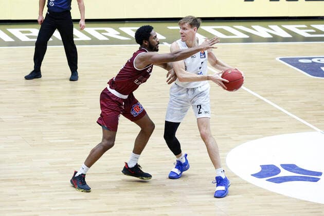 BBL easyCredit Basketball Bundesliga Saison 2020 2021 9. Spieltag am Sonntag, 27. Dezember 2020 in der edel-optics.de Arena in Hamburg: Hamburg Towers - NINERS Chemnitz v.l. Terrell Harris ( Chemnitz ), Jordan Swing ( Towers ) Hamburg Towers - NINERS Chemnitz